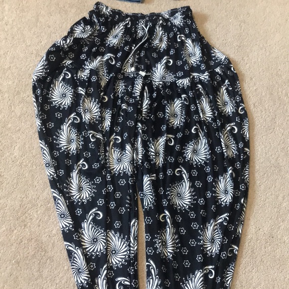 This is very loose and comfortable to sleep in and do the chores - Picture 3 of 4